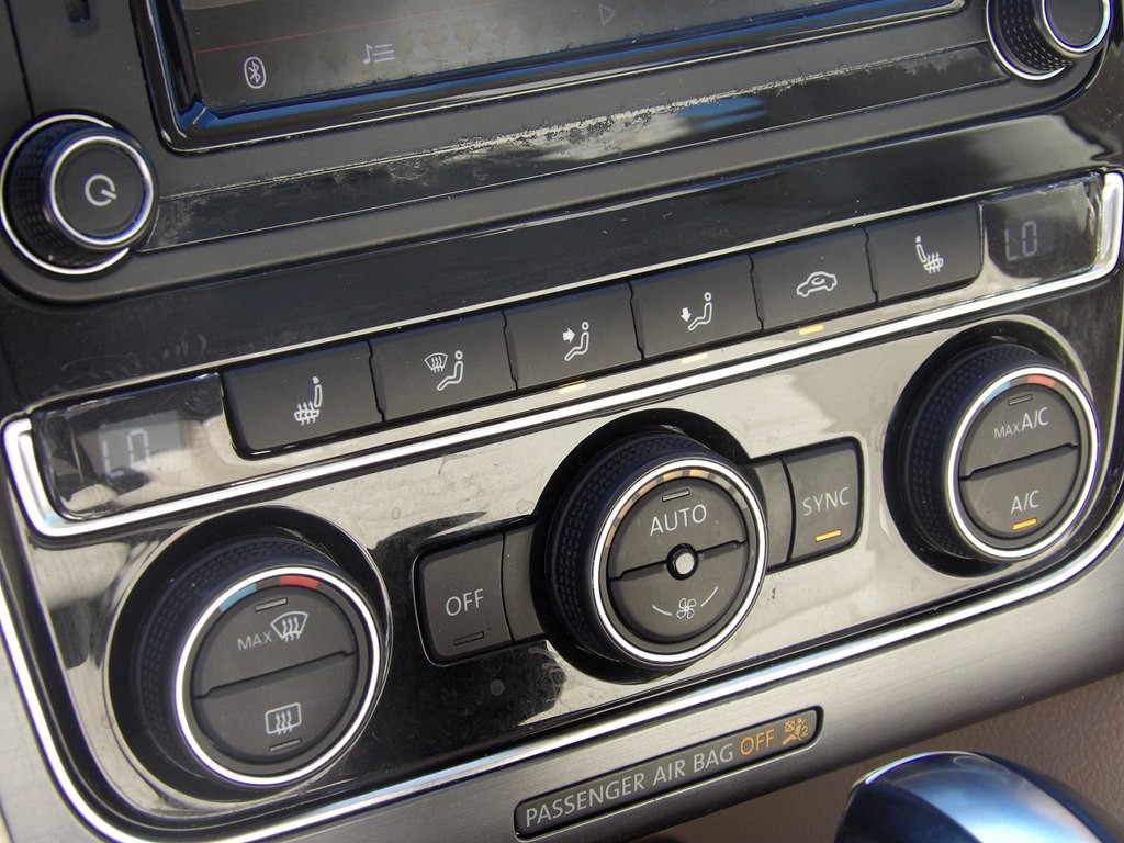 2017 Volkswagen Passat Image 24