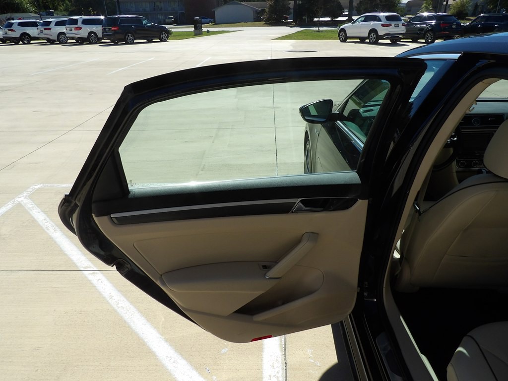 2017 Volkswagen Passat Image 29