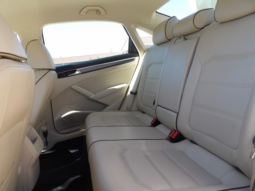 2017 Volkswagen Passat Image 30