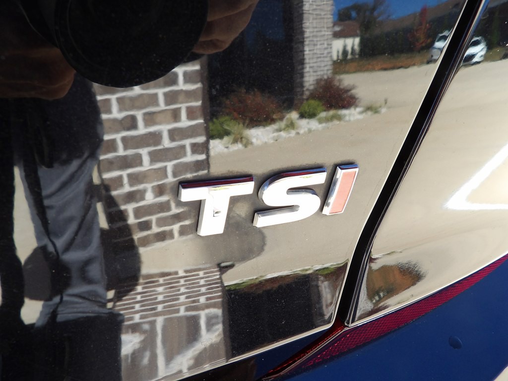 2017 Volkswagen Passat Image 32