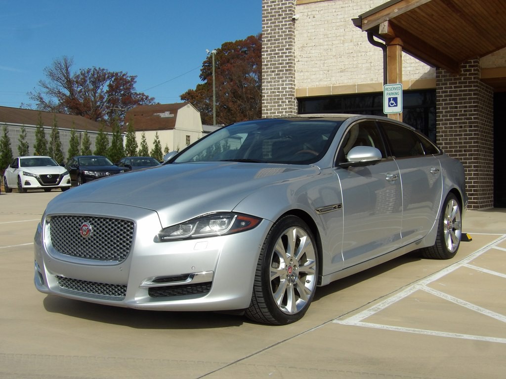 2017 Jaguar XJ Image 1