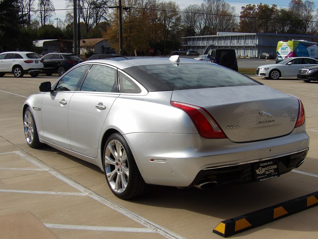 2017 Jaguar XJ Image 3