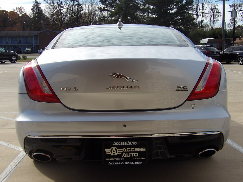 2017 Jaguar XJ Image 4