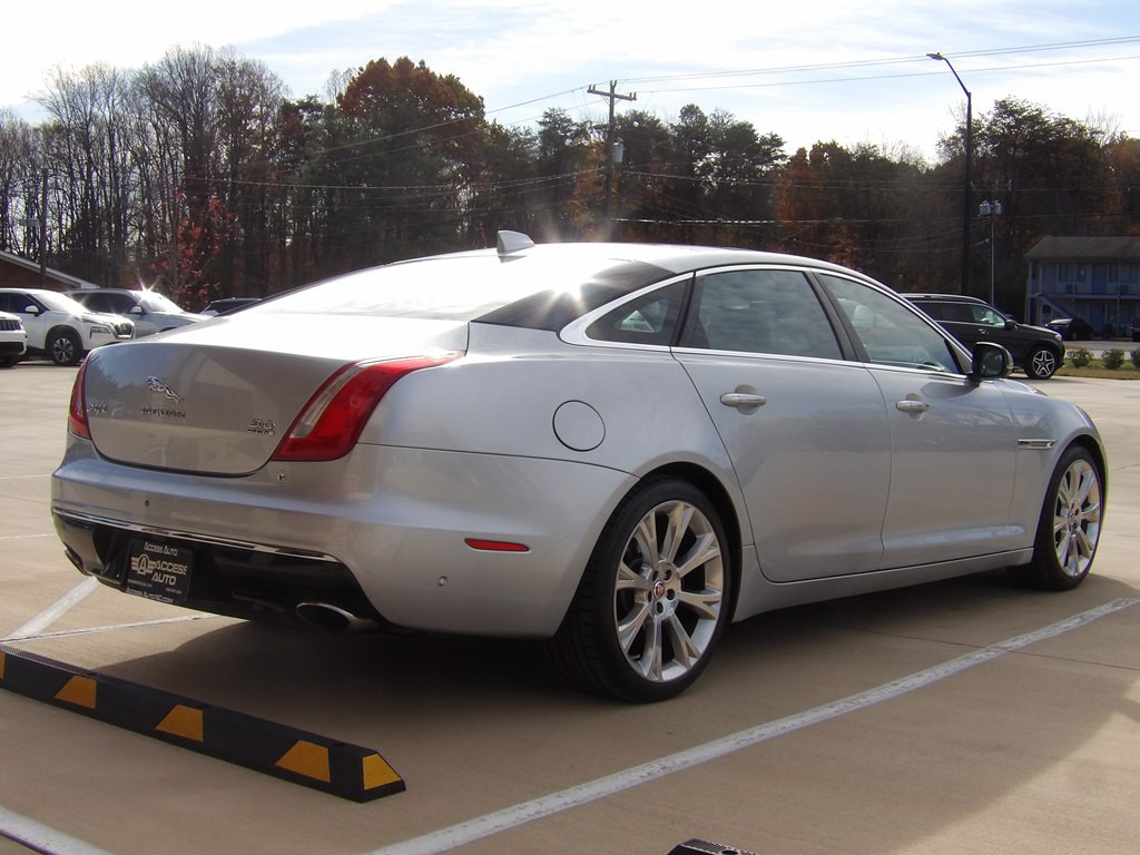 2017 Jaguar XJ Image 5