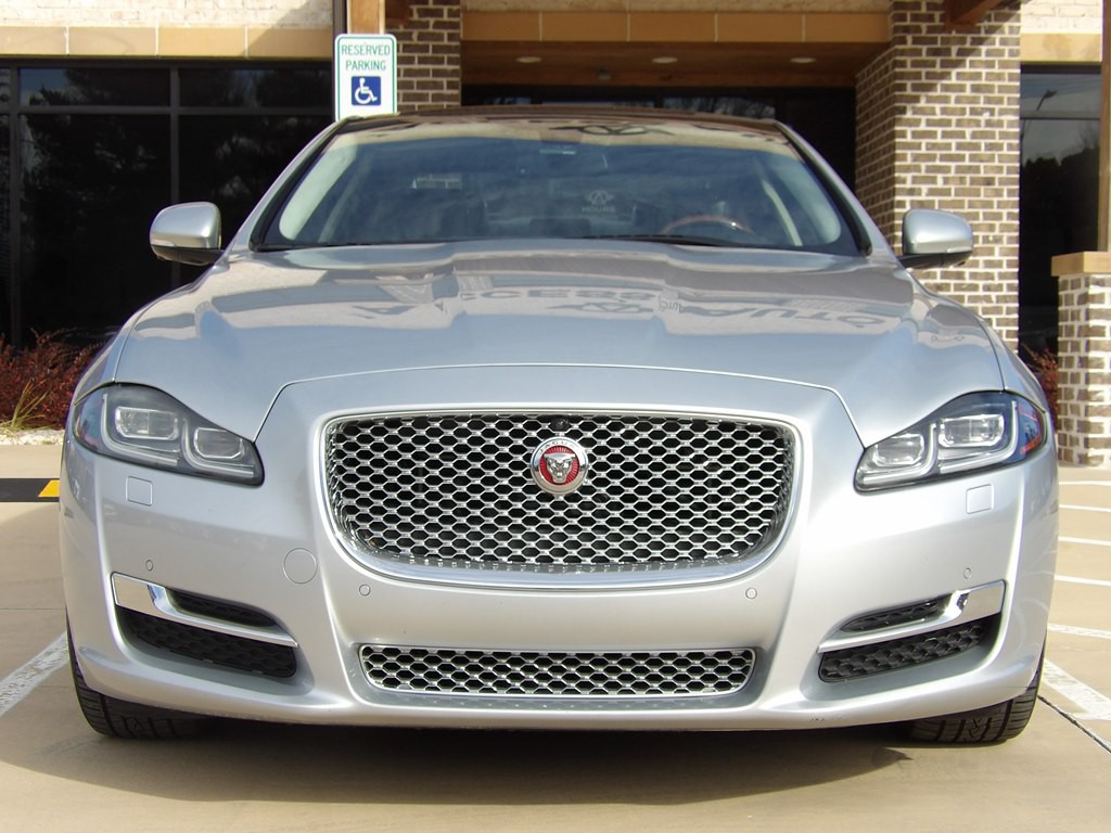 2017 Jaguar XJ Image 8