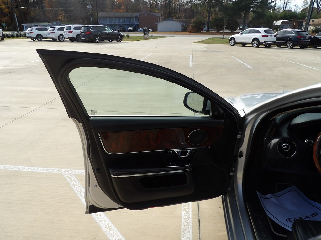 2017 Jaguar XJ Image 9