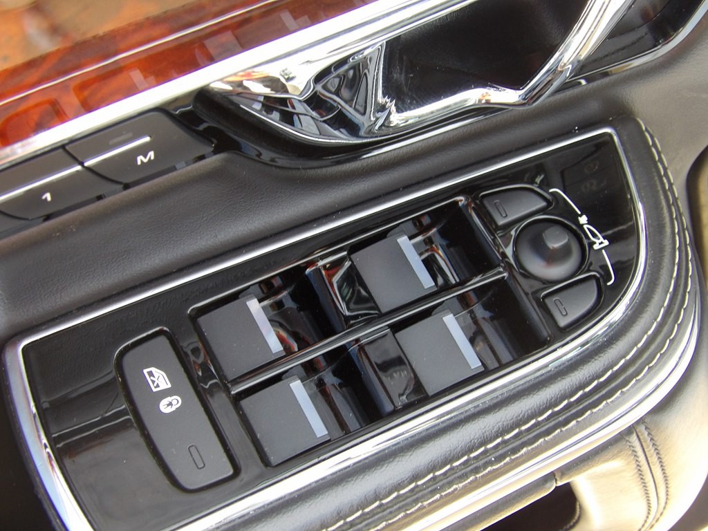 2017 Jaguar XJ Image 10