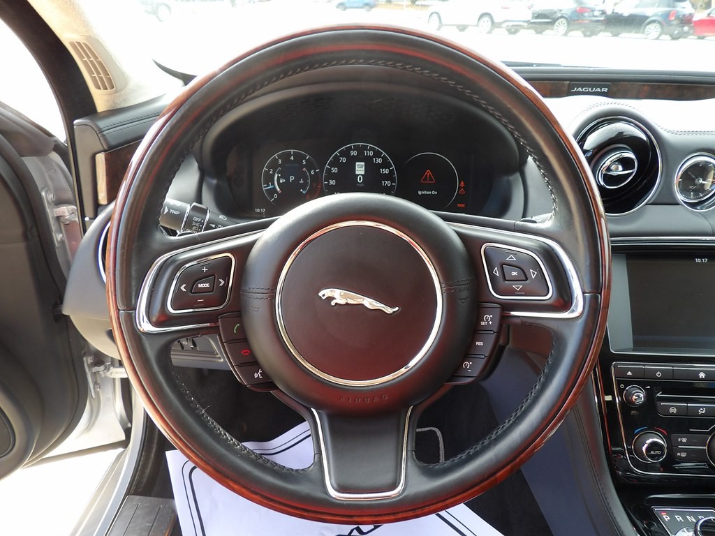 2017 Jaguar XJ Image 18