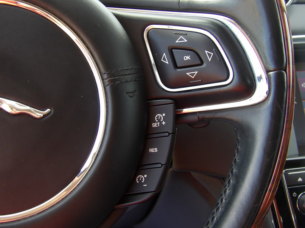 2017 Jaguar XJ Image 19