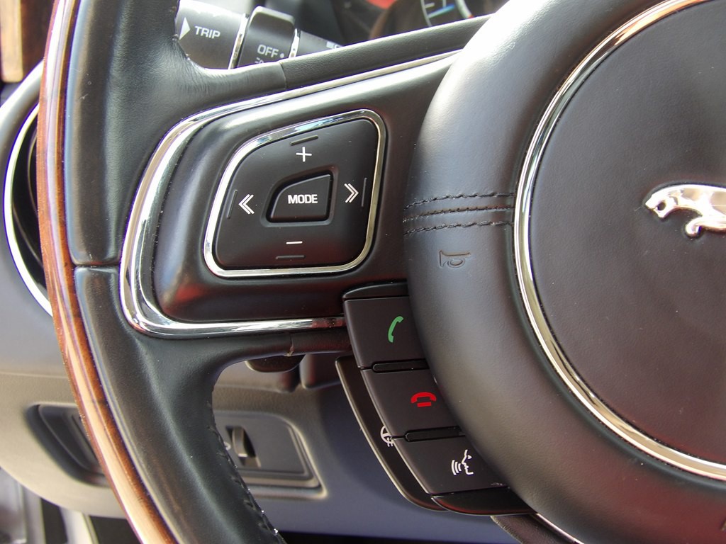 2017 Jaguar XJ Image 20