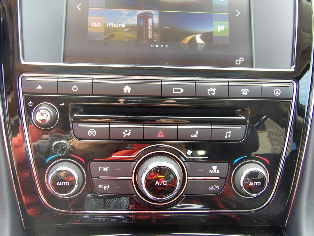 2017 Jaguar XJ Image 23