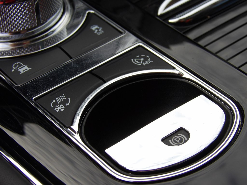 2017 Jaguar XJ Image 25