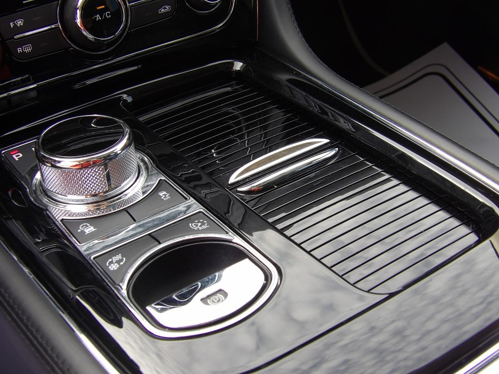 2017 Jaguar XJ Image 26