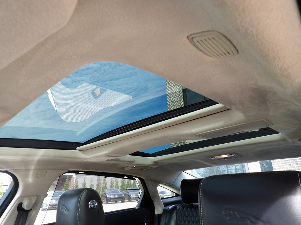 2017 Jaguar XJ Image 29