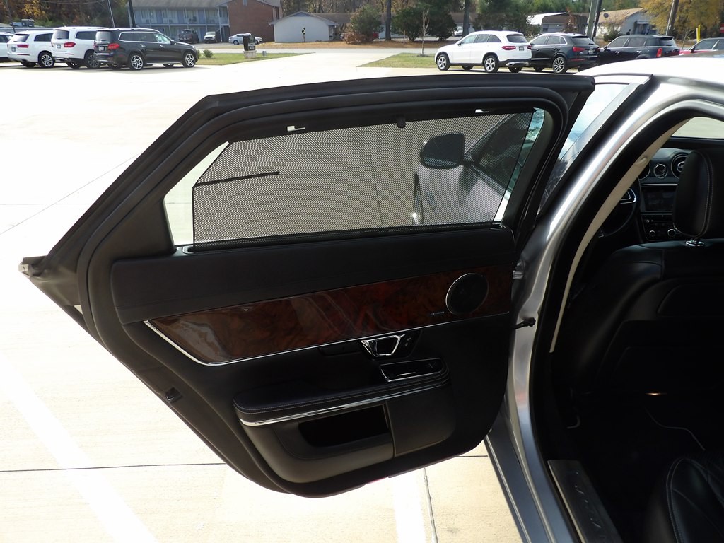 2017 Jaguar XJ Image 30