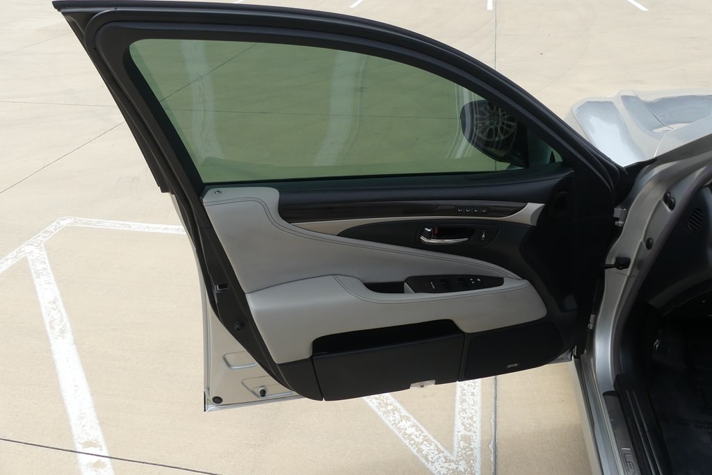 2014 Lexus LS Image 9