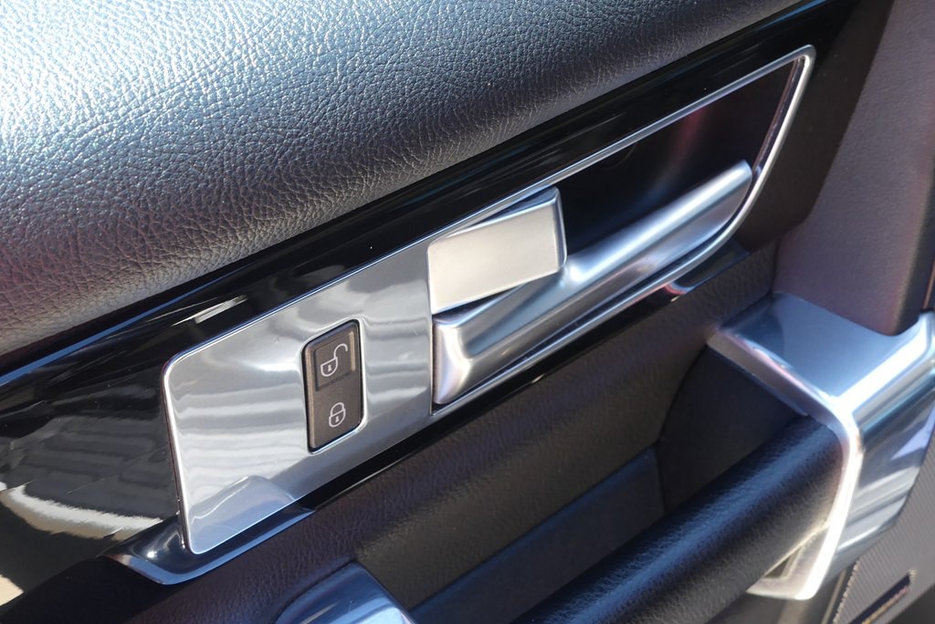 2015 Land Rover LR4 Image 11
