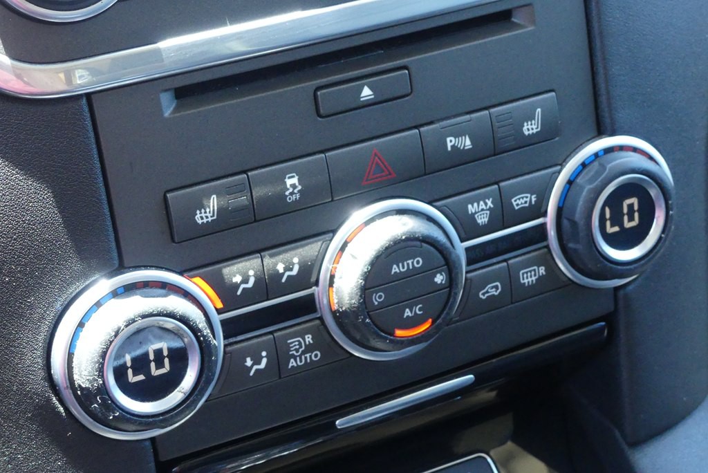 2015 Land Rover LR4 Image 24