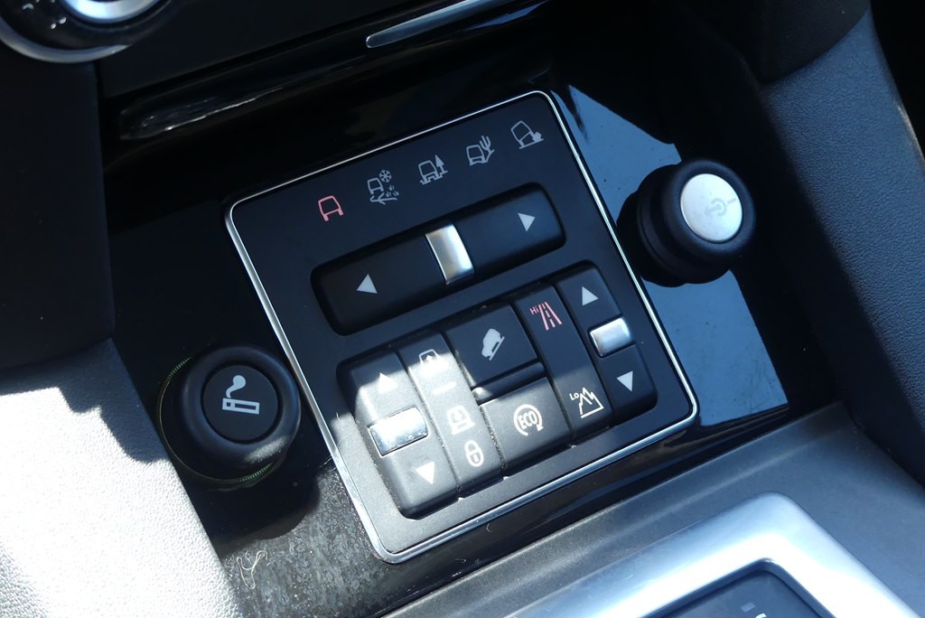 2015 Land Rover LR4 Image 25