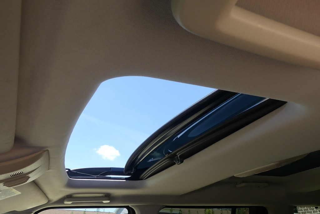 2015 Land Rover LR4 Image 30