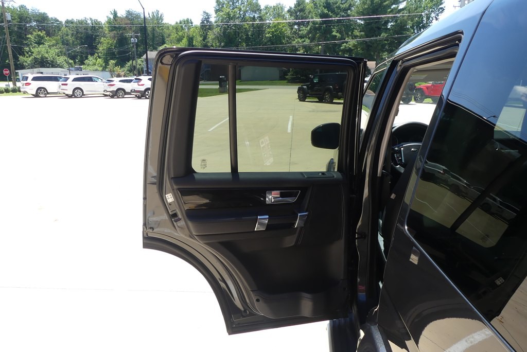 2015 Land Rover LR4 Image 32