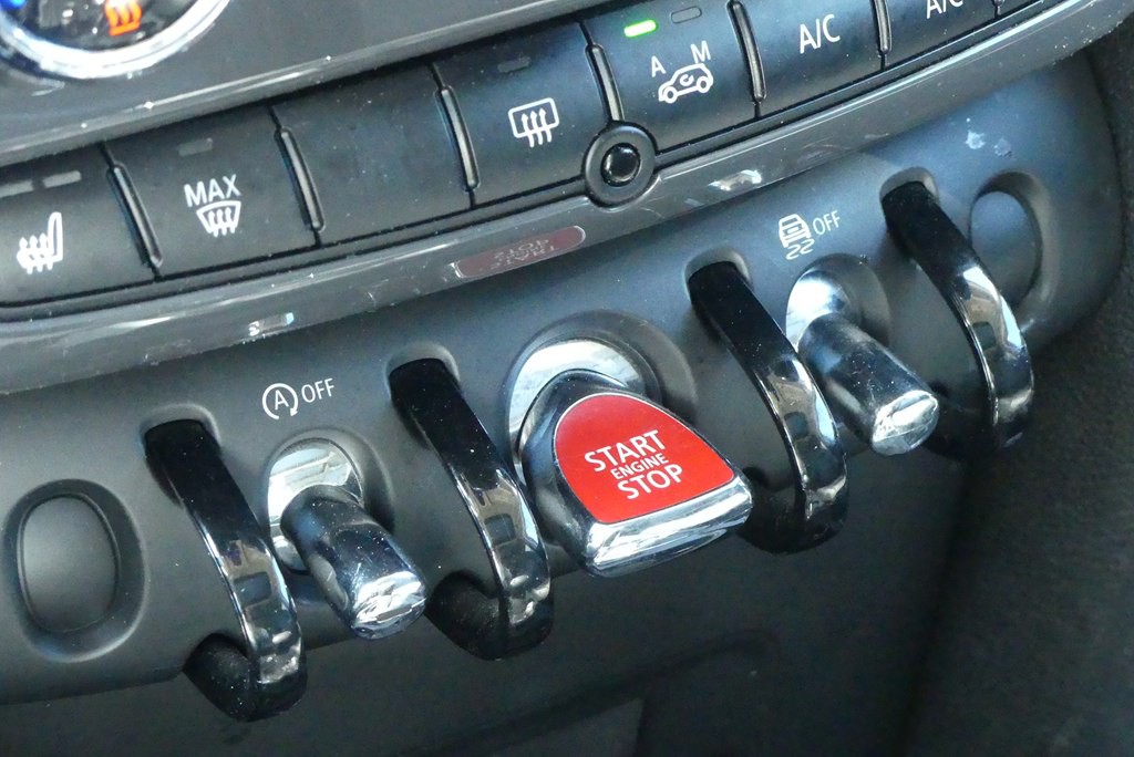 2020 MINI Cooper Image 24