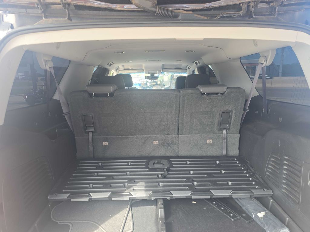 2017 Chevrolet Suburban Image 14