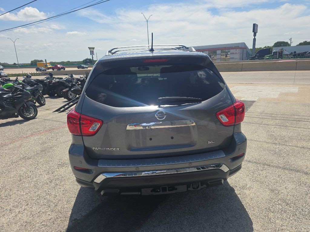 2017 Nissan Pathfinder Image 2