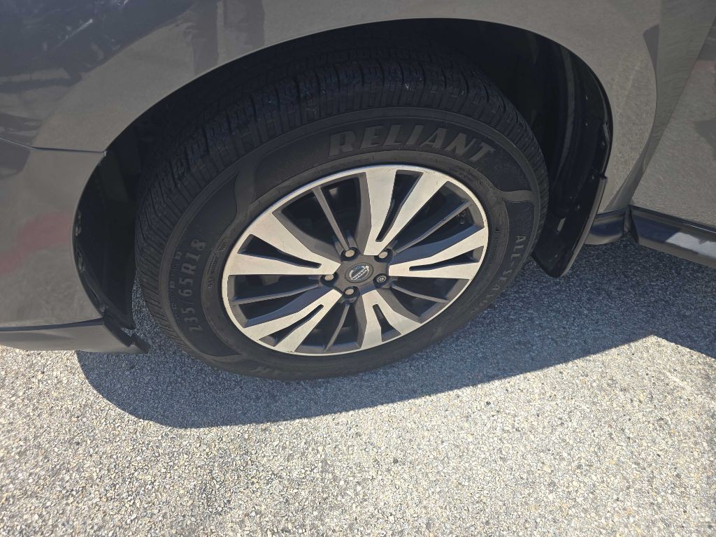2017 Nissan Pathfinder Image 18