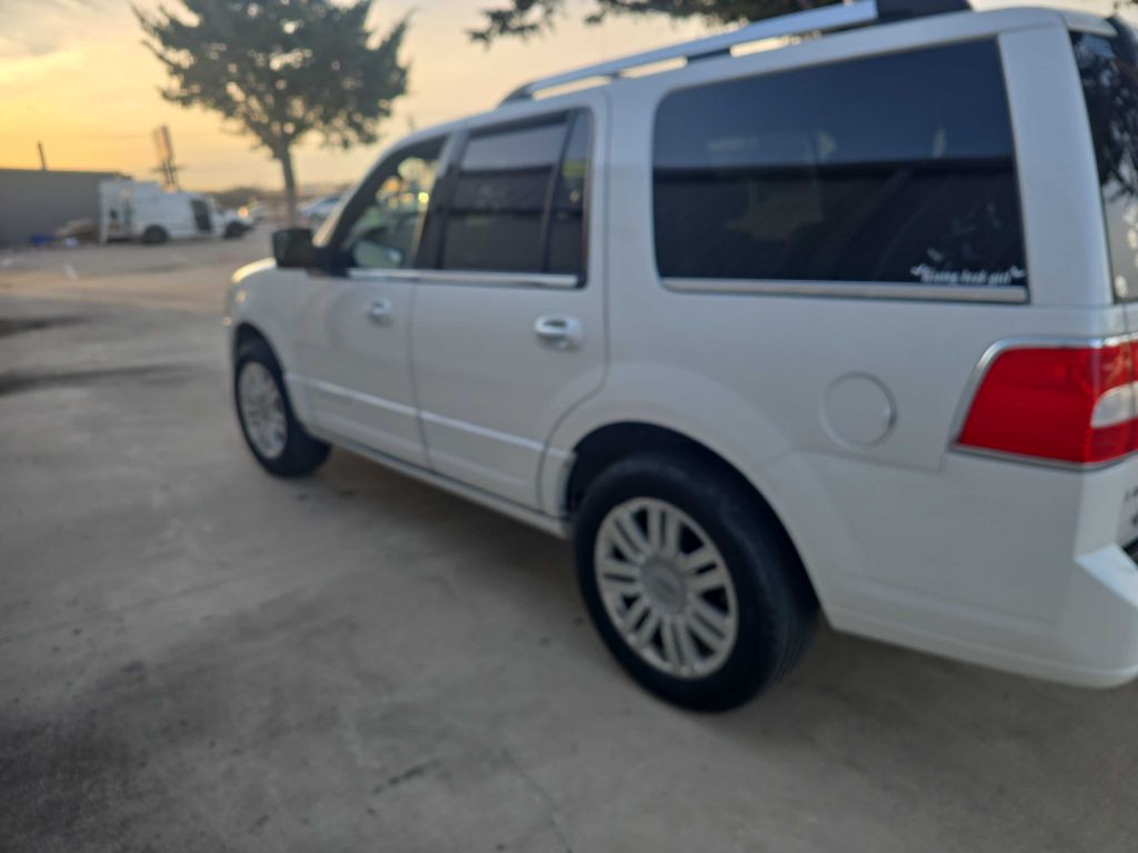 2013 Lincoln Navigator Image 2