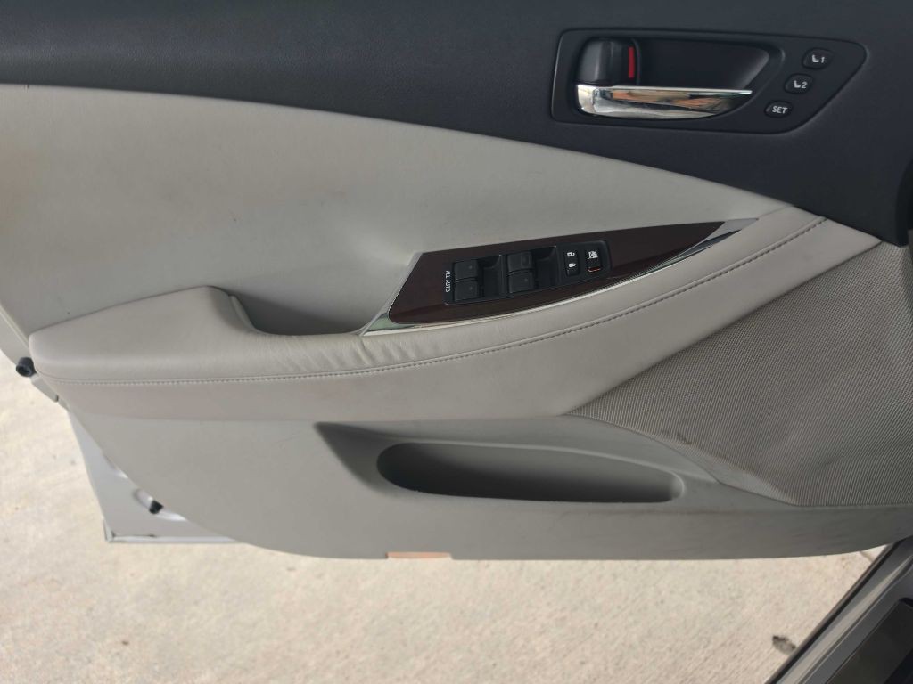 2011 Lexus ES Image 11