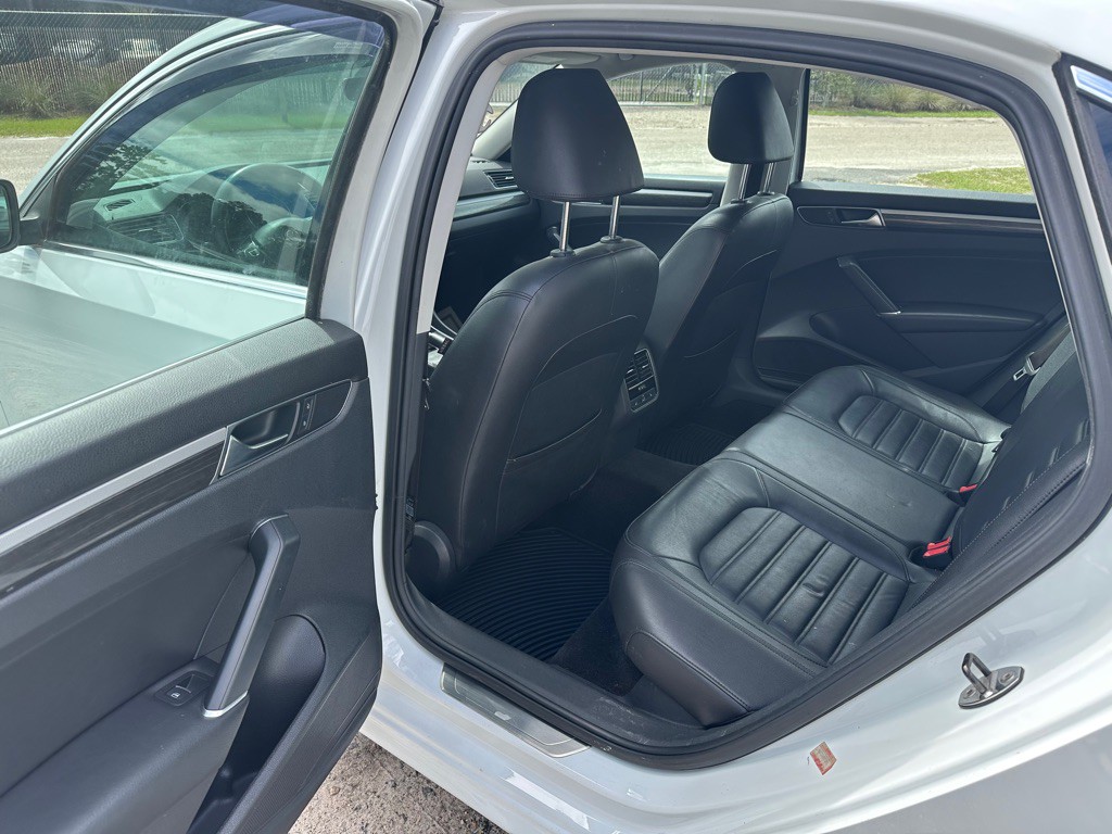 2017 Volkswagen Passat Image 11
