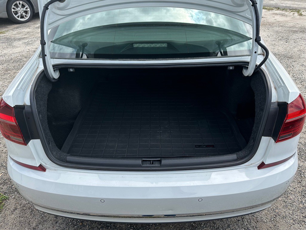 2017 Volkswagen Passat Image 16