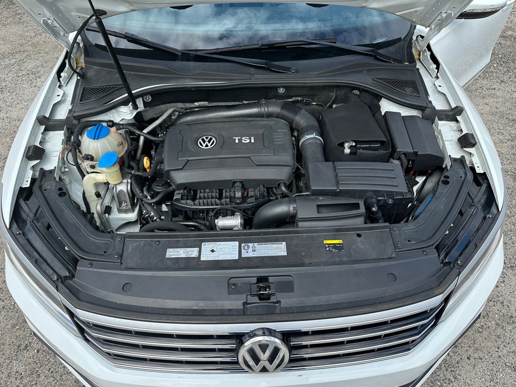 2017 Volkswagen Passat Image 17