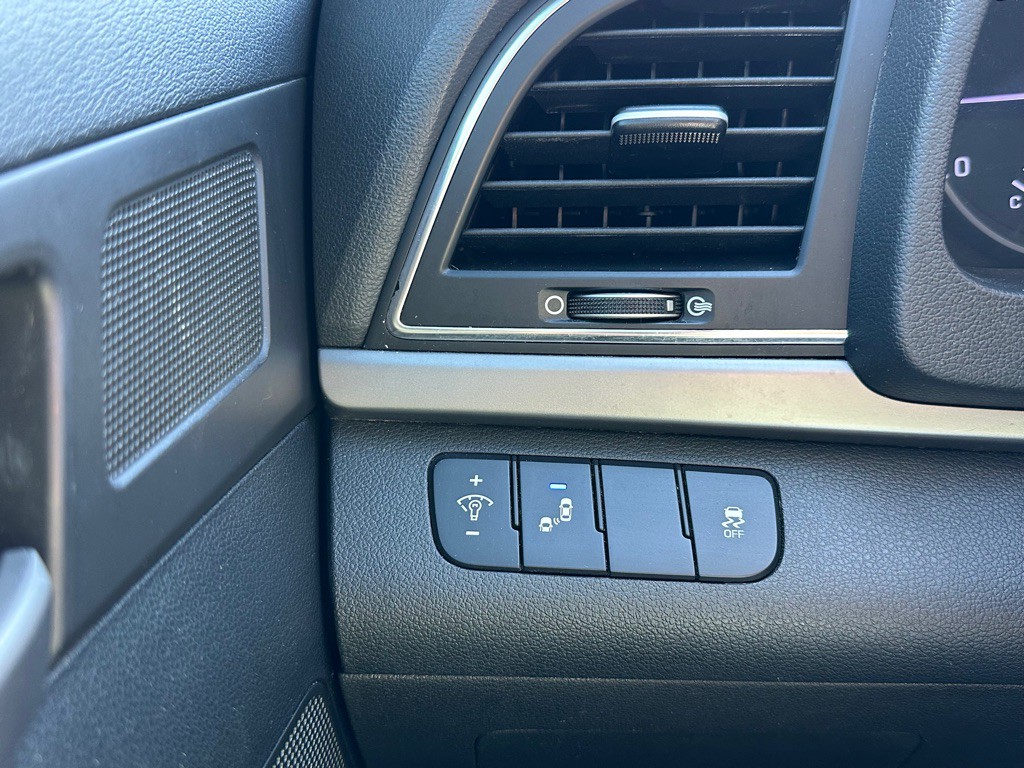 2018 Hyundai Elantra Image 15