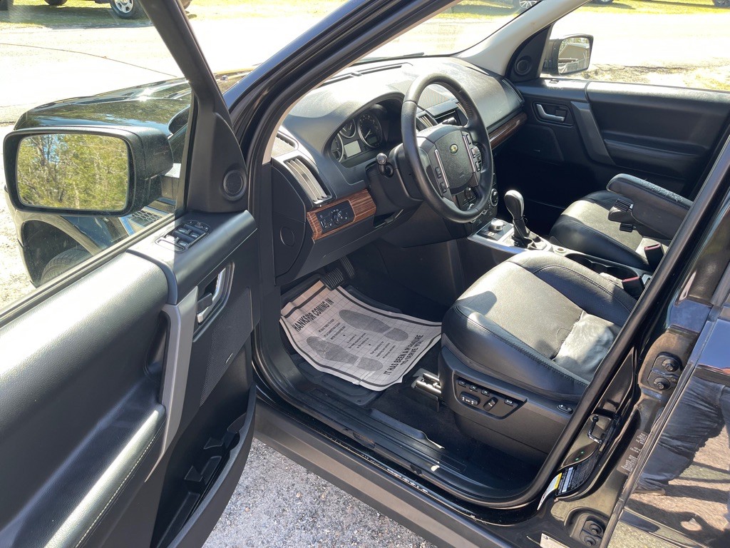 2010 Land Rover LR2 Image 9