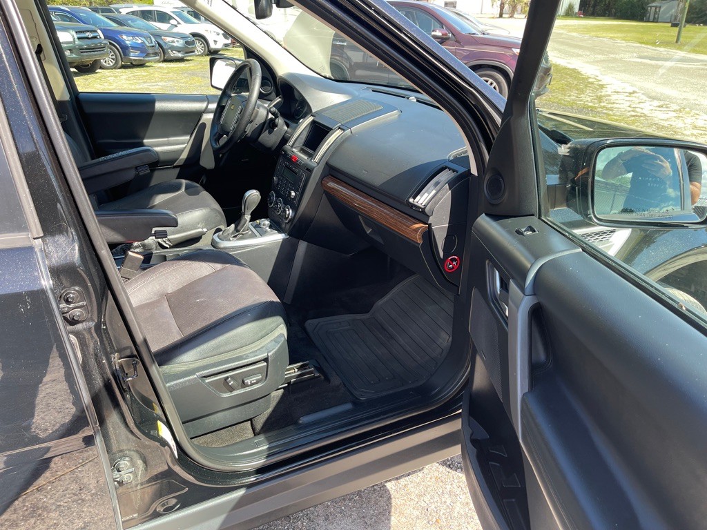 2010 Land Rover LR2 Image 12