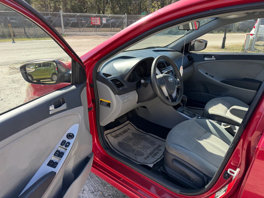 2014 Hyundai Accent Image 9