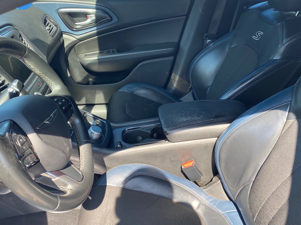 2016 Chrysler 200 Image 6