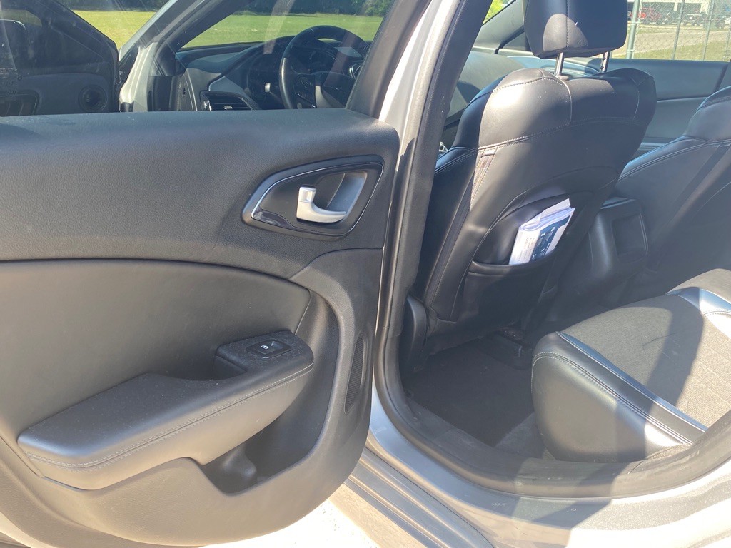 2016 Chrysler 200 Image 8