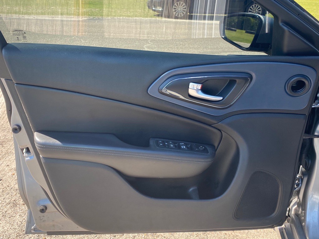 2016 Chrysler 200 Image 9