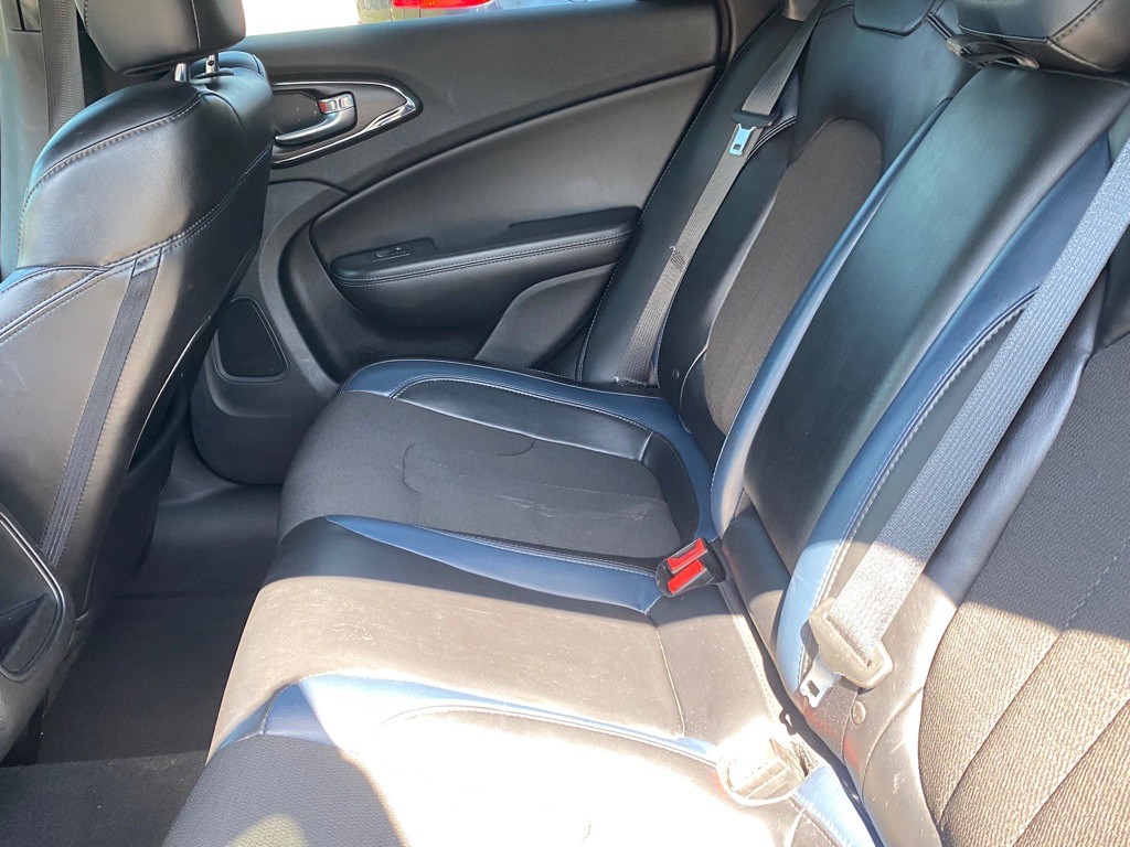 2016 Chrysler 200 Image 11