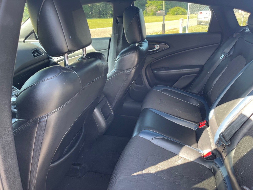 2016 Chrysler 200 Image 27