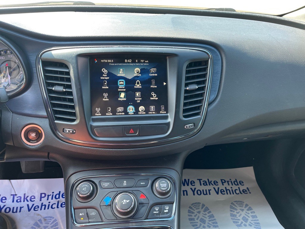 2016 Chrysler 200 Image 29