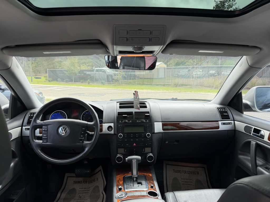 2009 Volkswagen Touareg Image 14