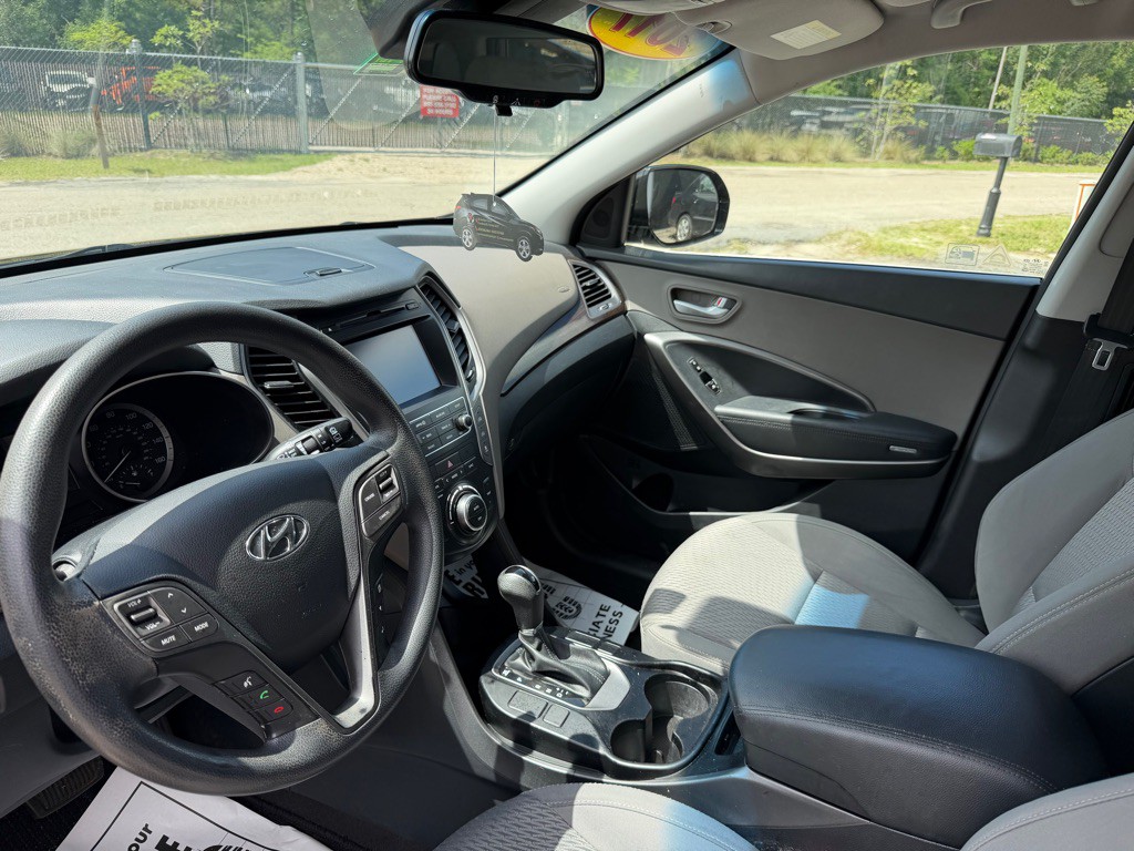 2017 Hyundai Santa Fe Image 10
