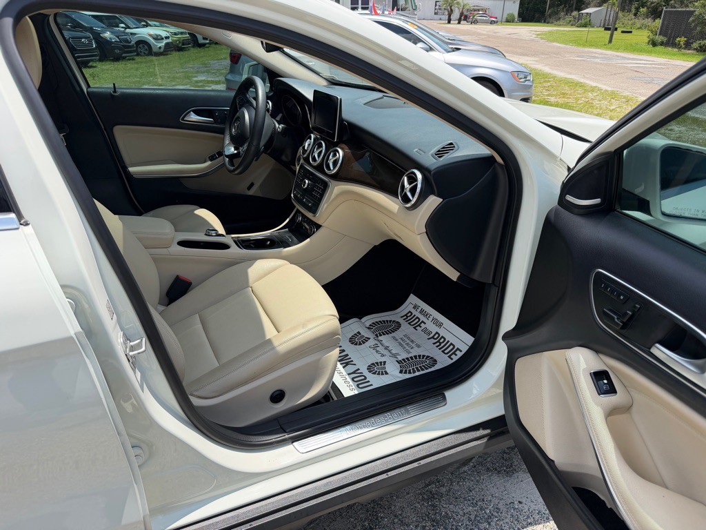 2017 Mercedes-Benz GLA-Class Image 11