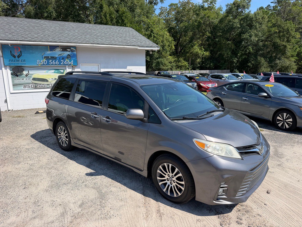 2018 Toyota Sienna Image 1