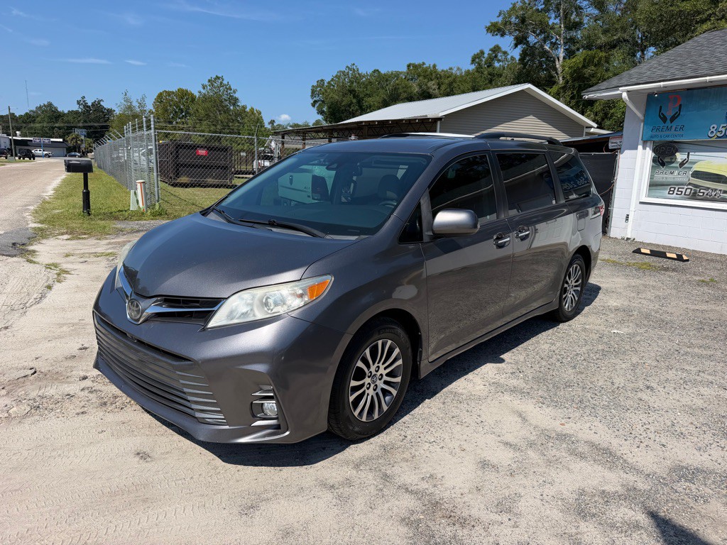 2018 Toyota Sienna Image 2