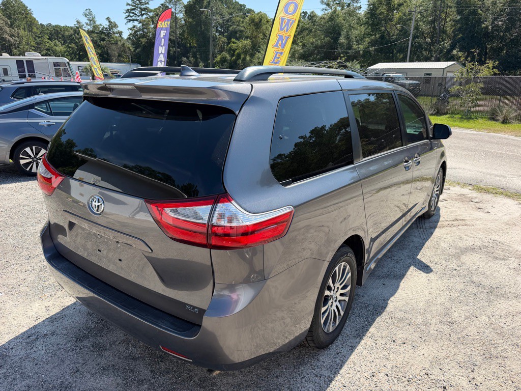2018 Toyota Sienna Image 7